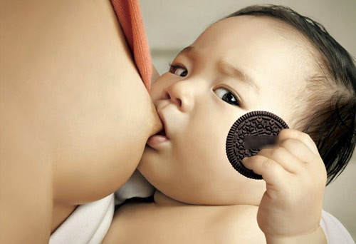 Cho trẻ bú sữa mẹ hoàn toàn trong 6 tháng đầu tiên