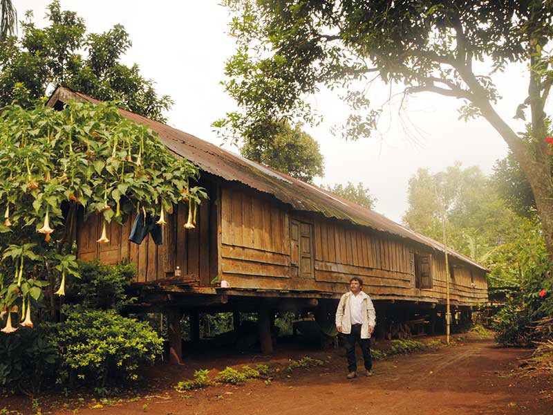 Một căn nhà dài Ê Đê truyền thống ở buôn Ko Tam đầu nguồn.